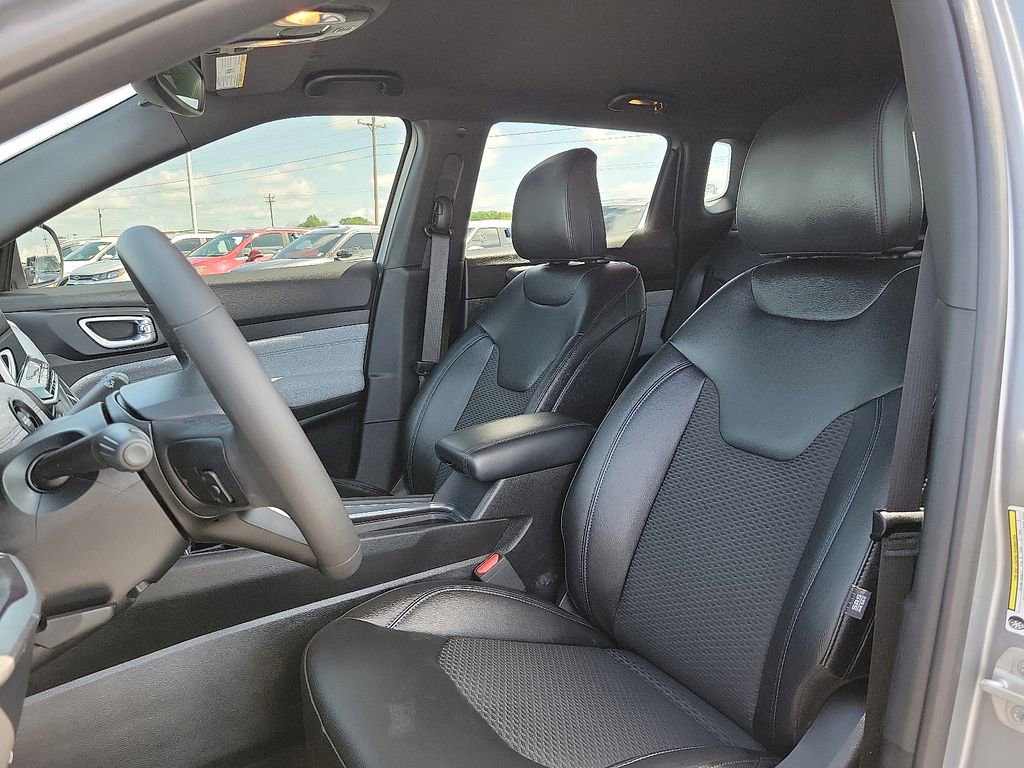 Used 2024 Jeep Compass Latitude image 11