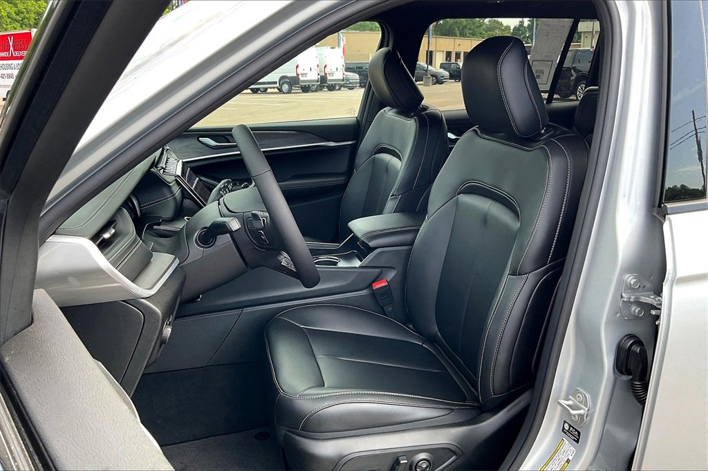 New 2025 Jeep Grand Cherokee L Limited w/ Black Appearance Package image 9