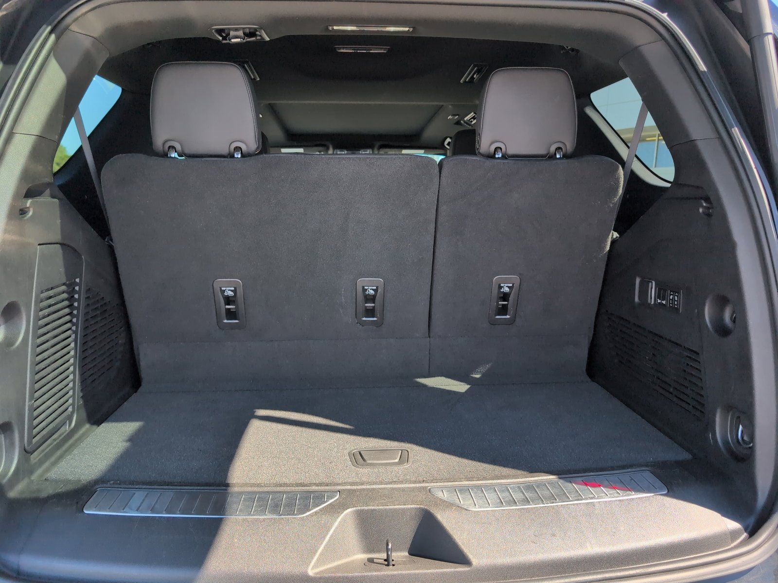 Used 2022 GMC Yukon AT4 image 5