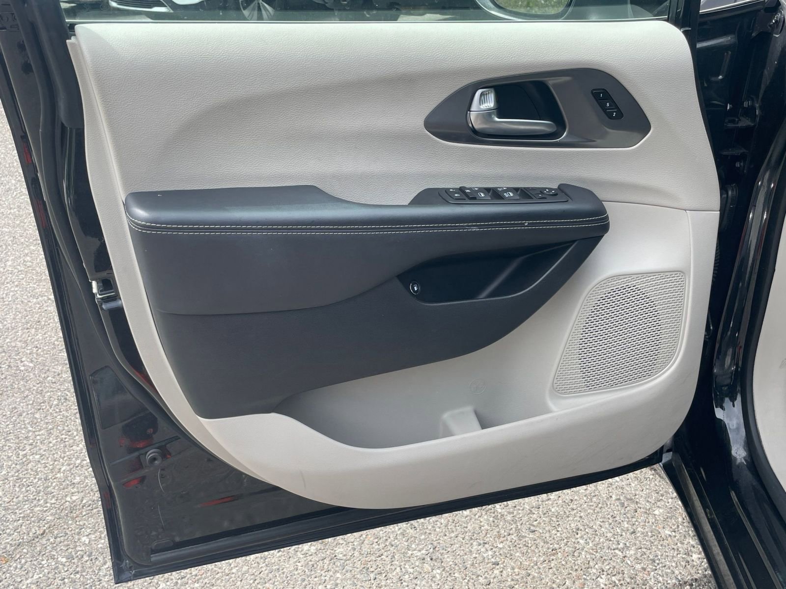 Used 2023 Chrysler Pacifica Touring-L image 18