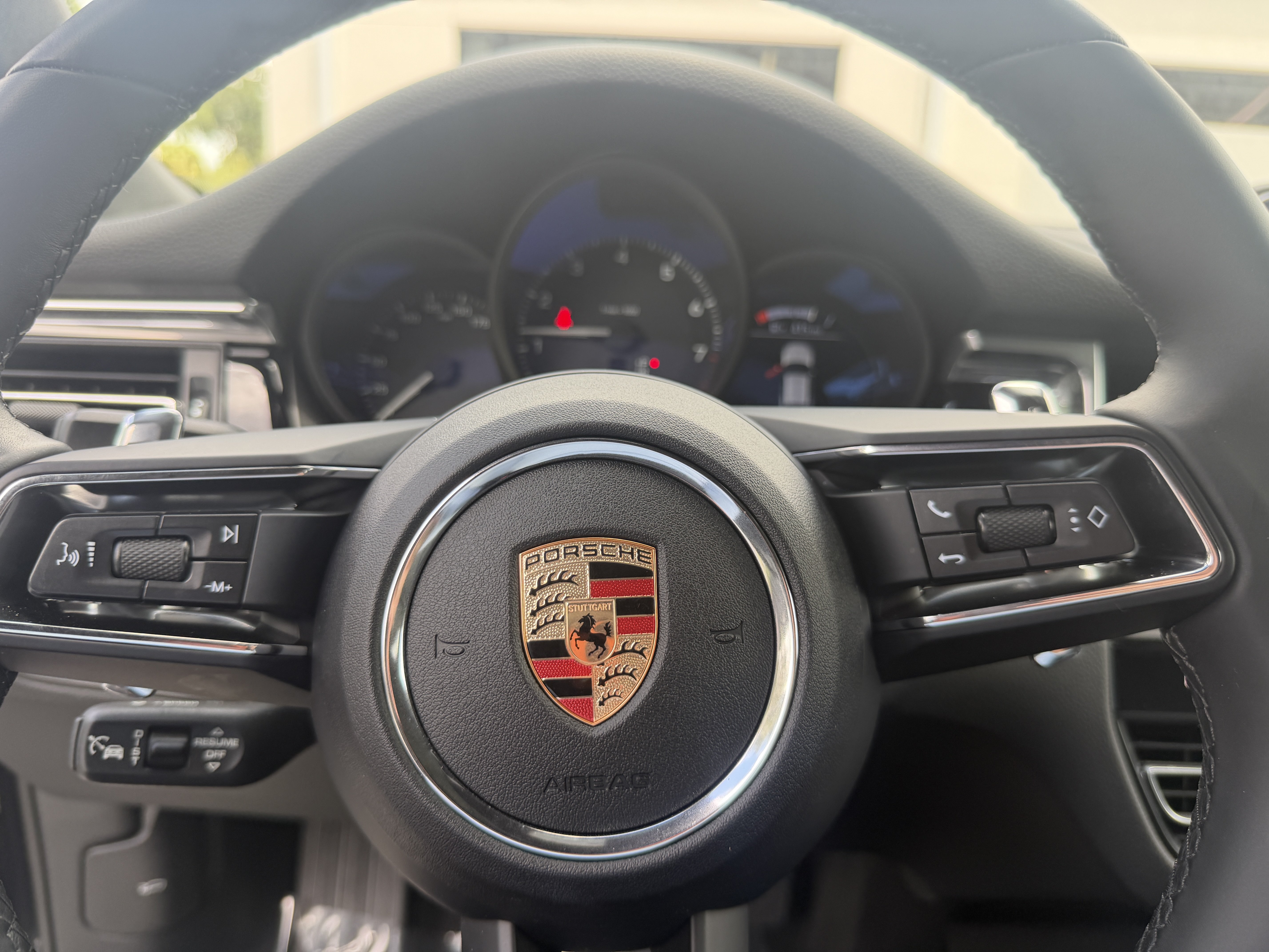 Certified 2025 Porsche Macan AWD/4WD image 31