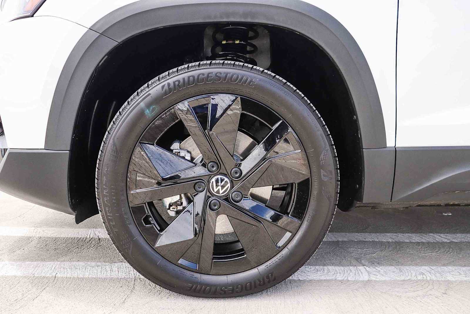 New 2025 Volkswagen Taos SE w/ Black Wheel Package FWD image 11