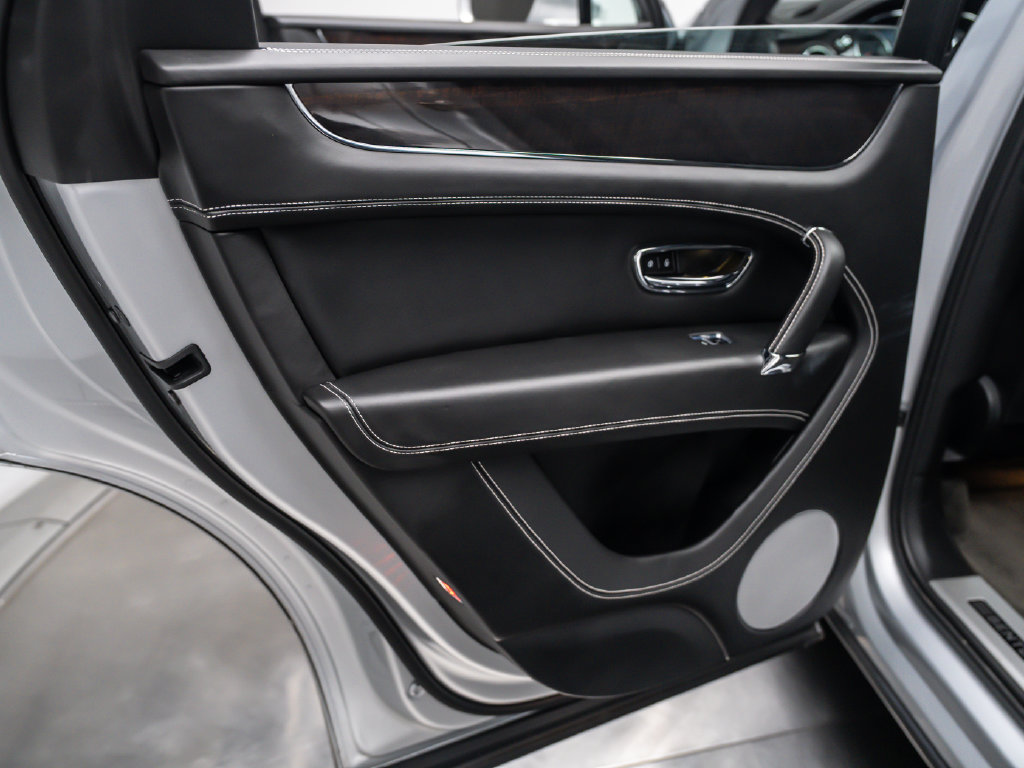 Used 2019 Bentley Bentayga AWD/4WD image 25