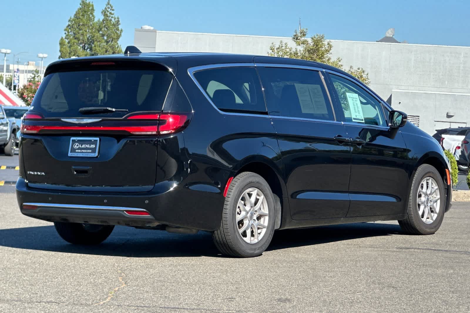 Used 2024 Chrysler Pacifica Touring-L FWD image 2