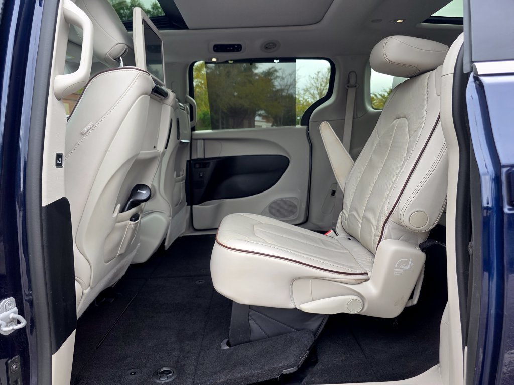 Used 2017 Chrysler Pacifica Limited FWD image 28