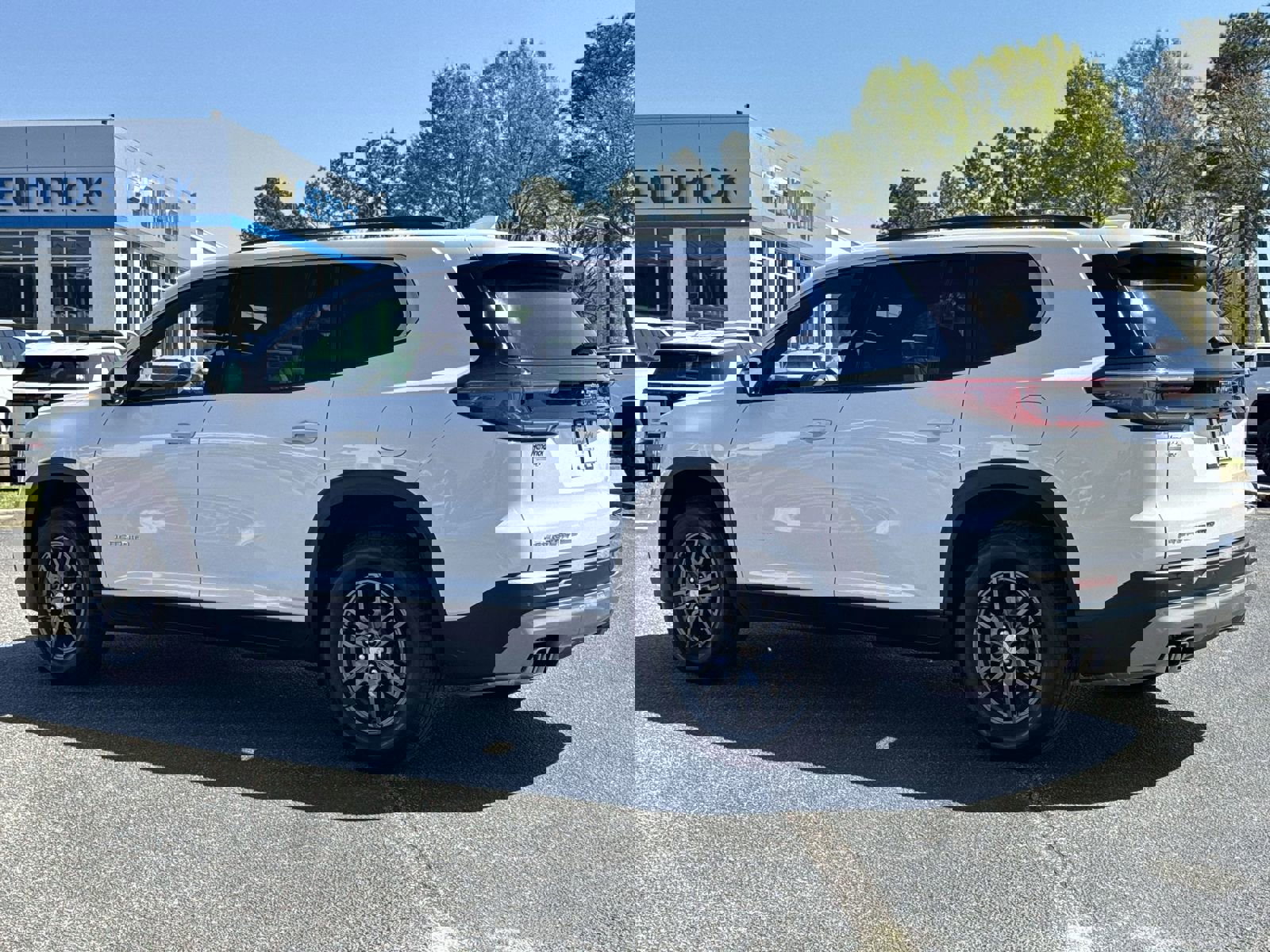 Used 2025 GMC Acadia Elevation image 8