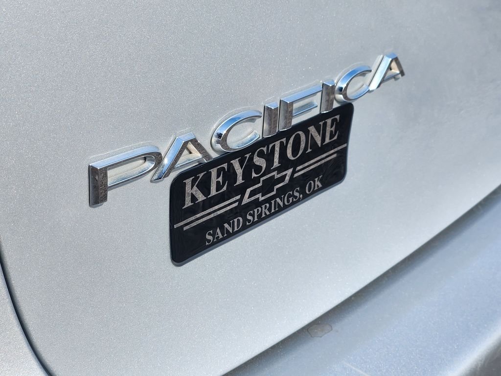 Used 2024 Chrysler Pacifica Touring-L FWD image 10