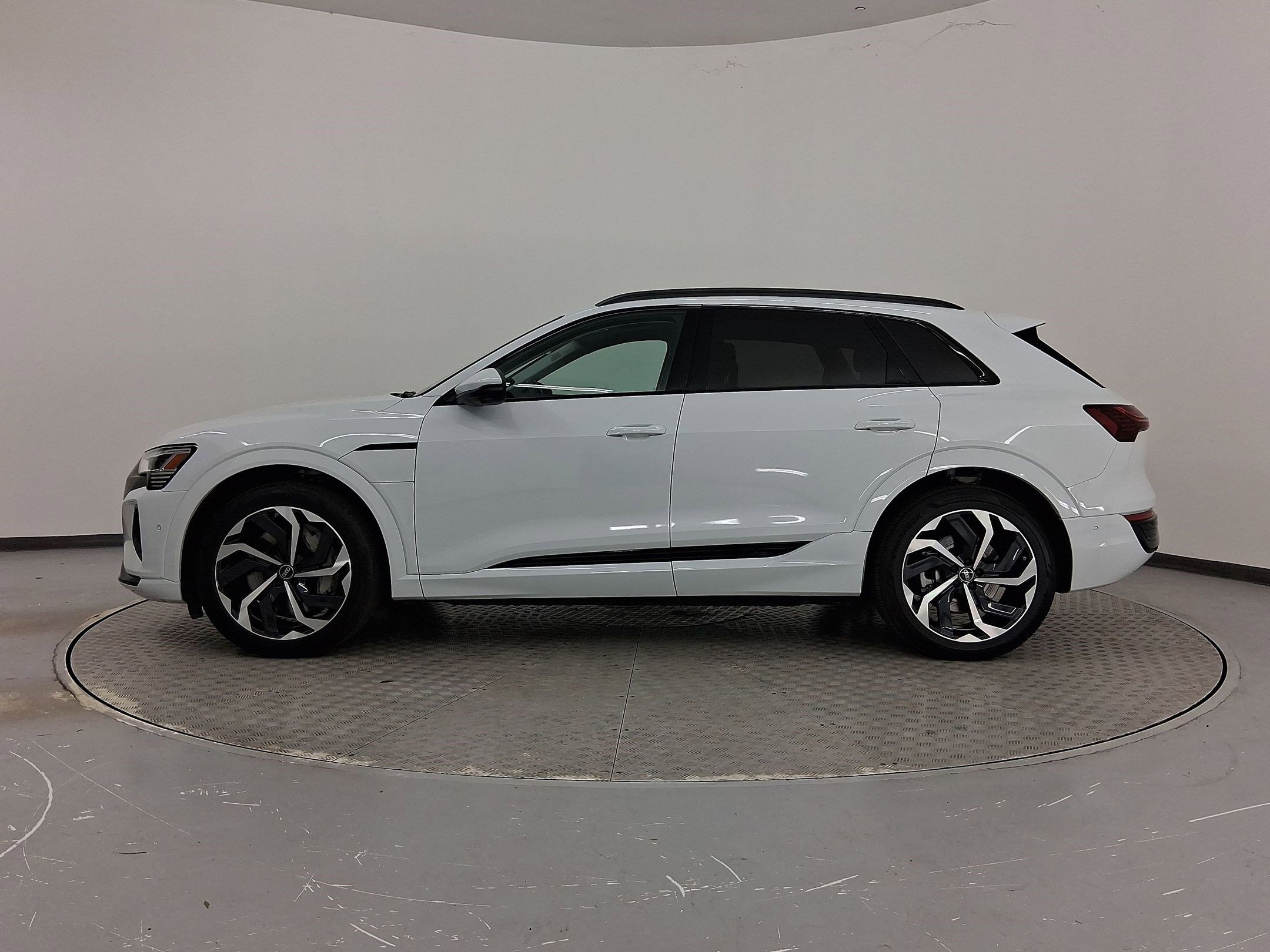 Used 2024 Audi Q8 e-tron Premium Plus w/ Premium Plus Package image 2