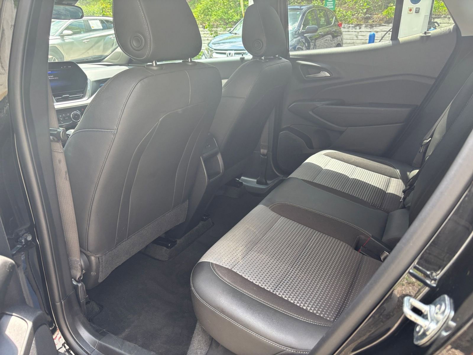 Used 2025 Chevrolet Trax LT FWD image 36