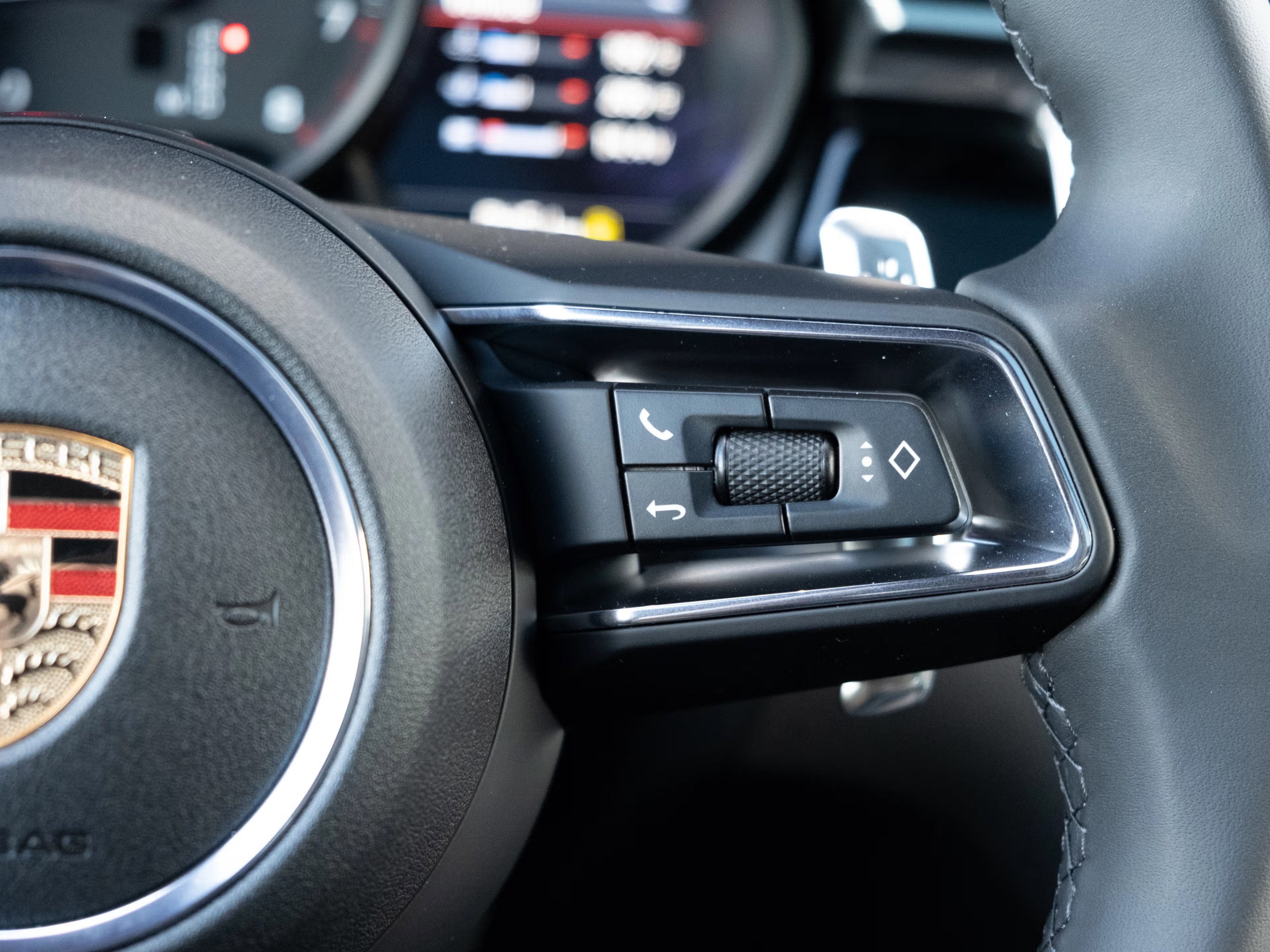 Certified 2025 Porsche Macan image 24