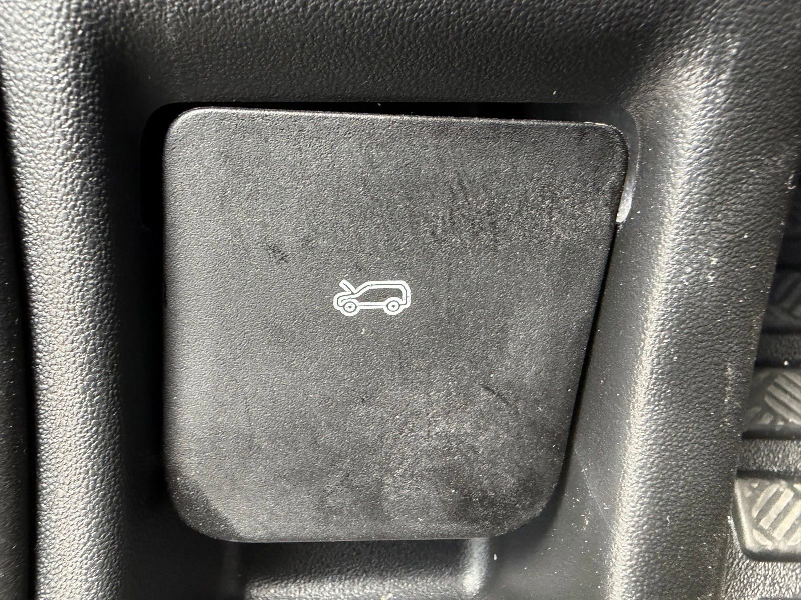 New 2026 Land Rover Defender 110 S image 22