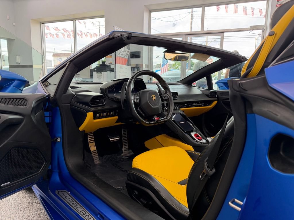 Used 2022 Lamborghini Huracan EVO RWD image 12