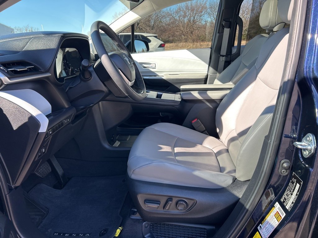 Used 2025 Toyota Sienna XLE image 11