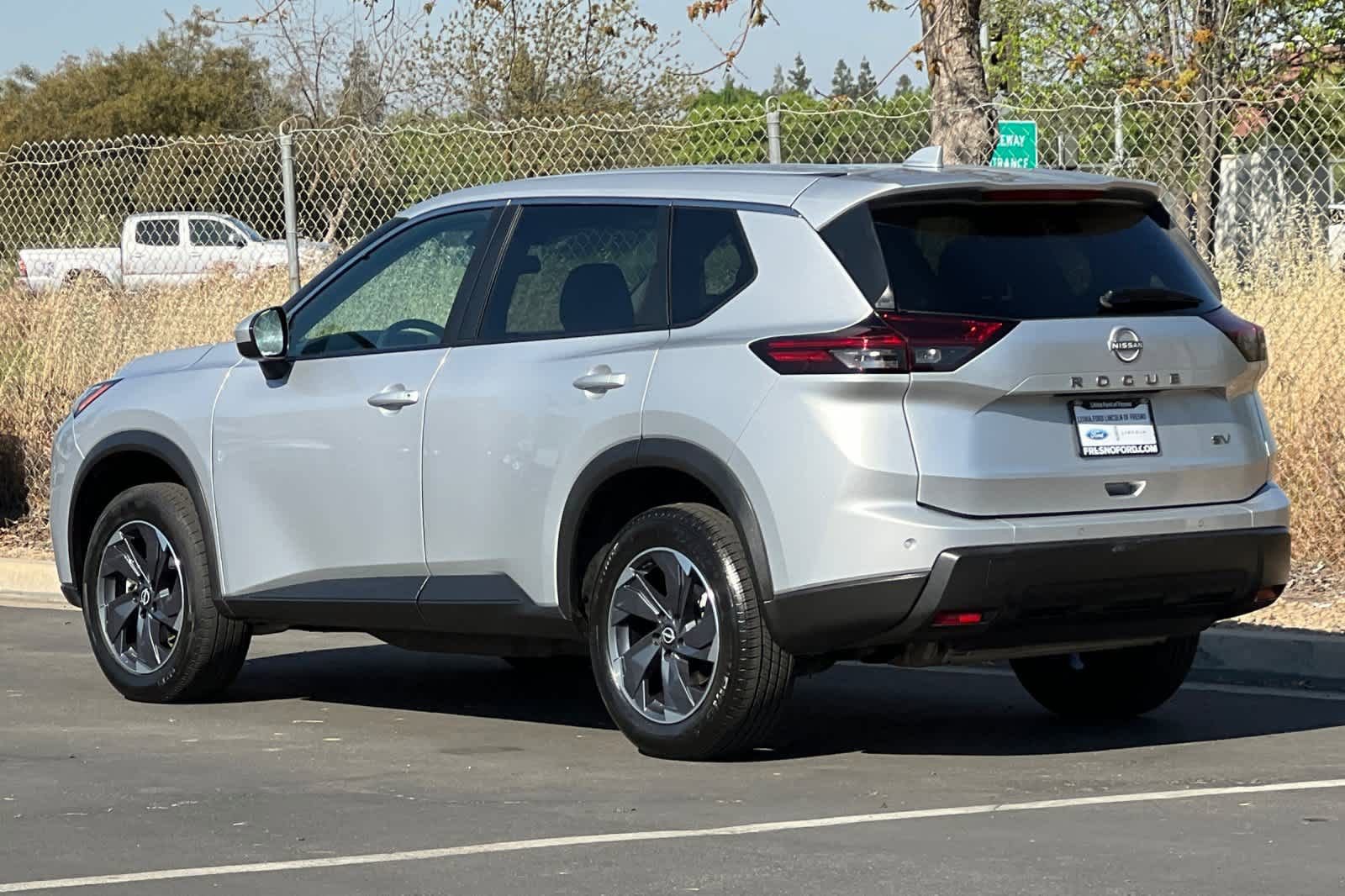 Used 2024 Nissan Rogue SV image 7