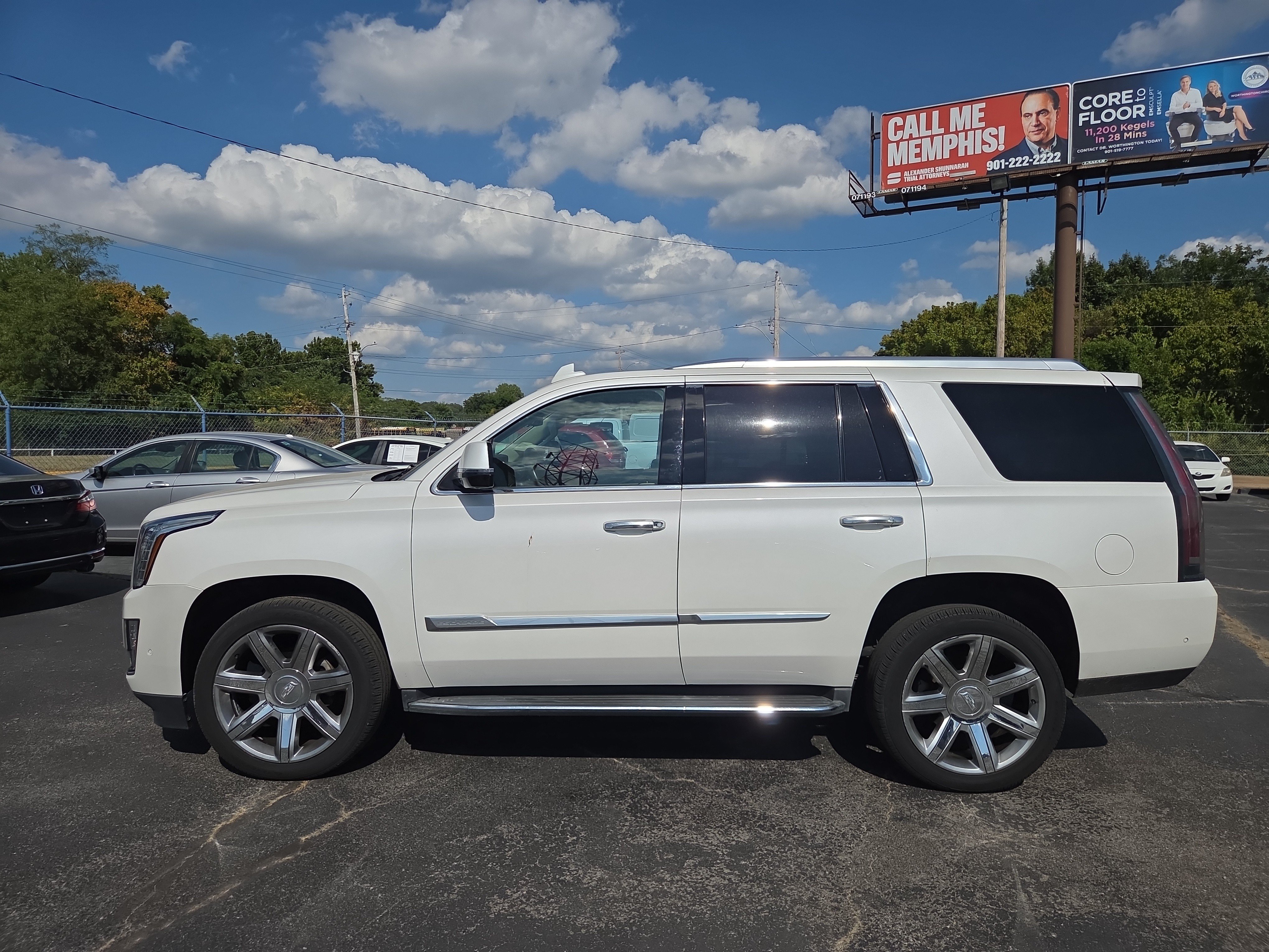 Used 2017 Cadillac Escalade Luxury RWD image 2