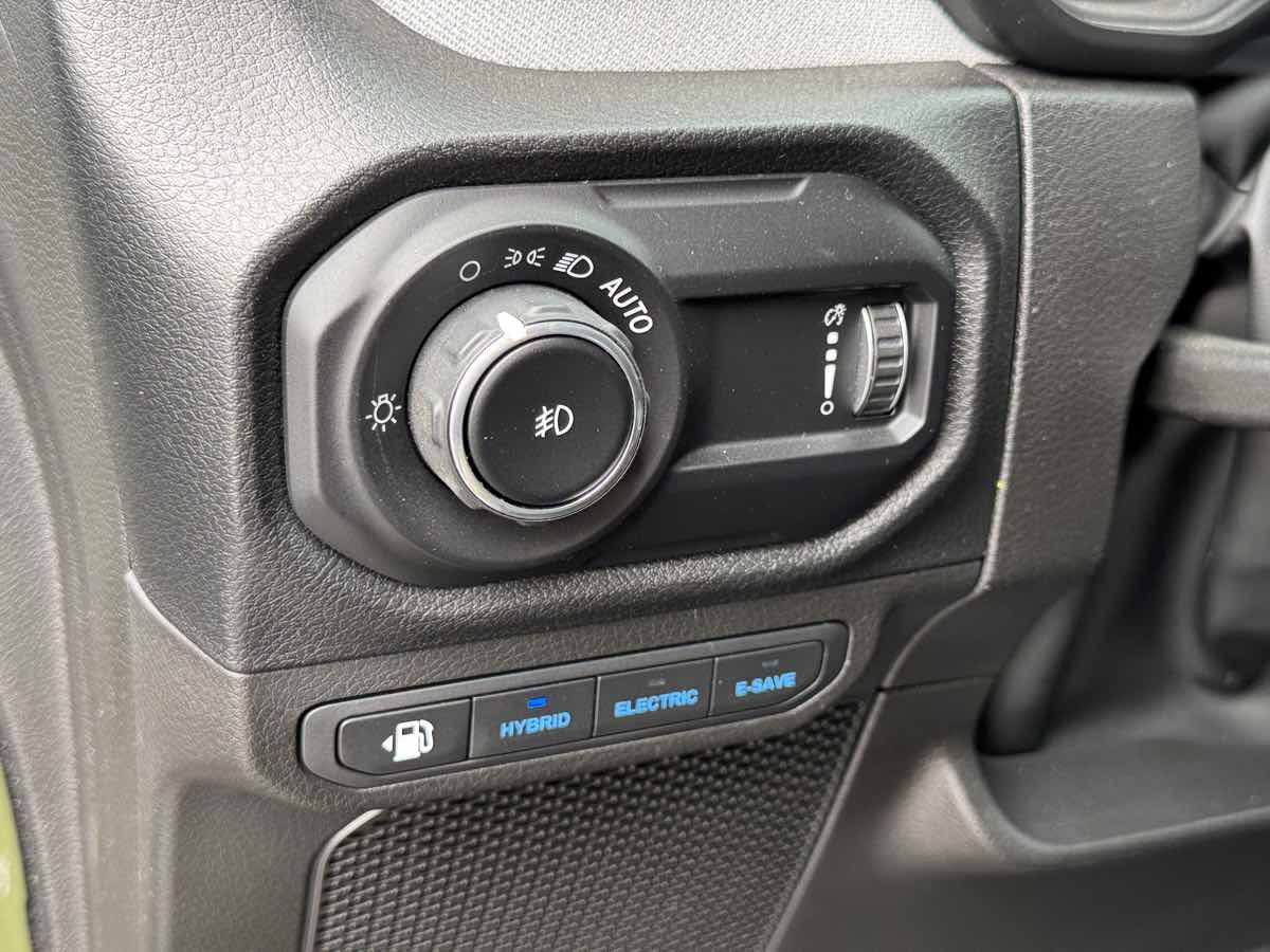 Used 2024 Jeep Wrangler Unlimited AWD/4WD image 32