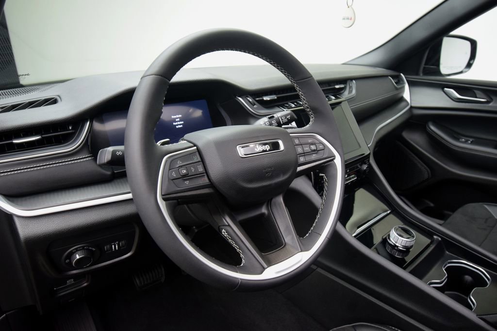 Used 2024 Jeep Grand Cherokee Altitude AWD/4WD image 10