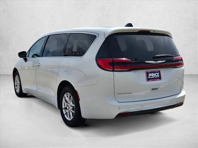 Used 2023 Chrysler Pacifica Touring-L image 8