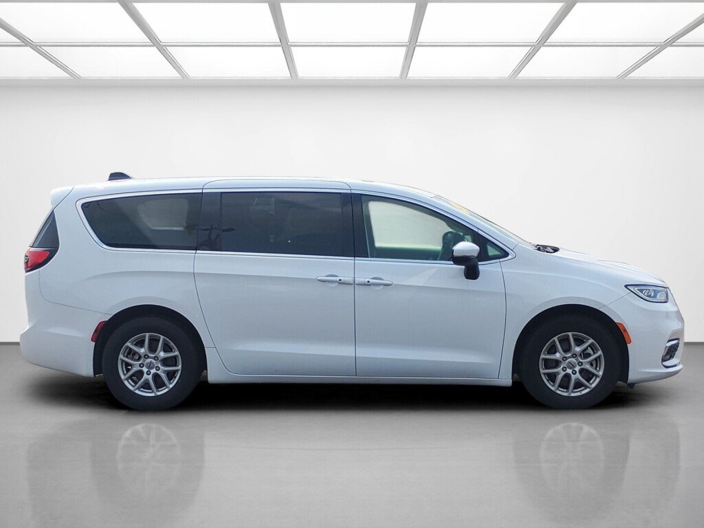 Used 2023 Chrysler Pacifica Touring-L FWD image 6