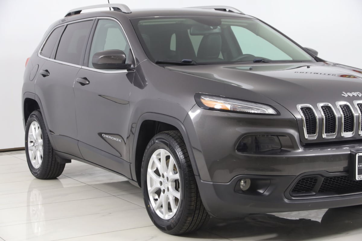 Used 2018 Jeep Cherokee Latitude Plus w/ Cold Weather Group FWD image 36