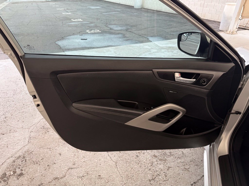 Used 2016 Hyundai Veloster Turbo FWD image 17