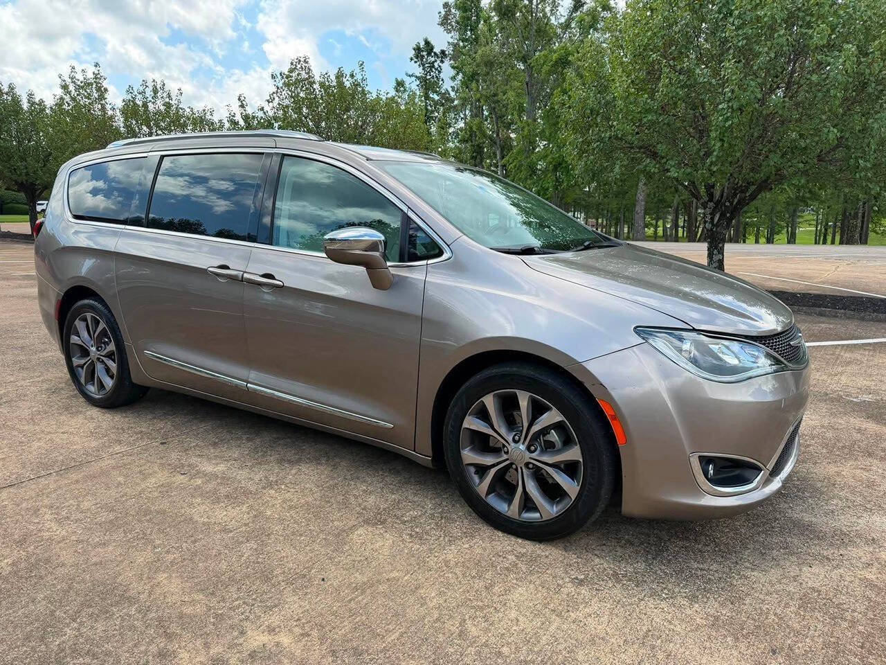 Used 2017 Chrysler Pacifica Limited FWD image 4
