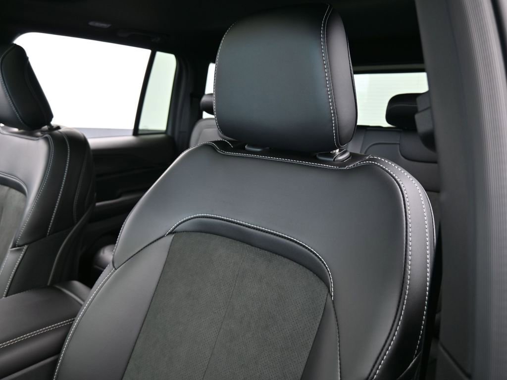 Used 2025 Jeep Grand Cherokee Altitude RWD image 17