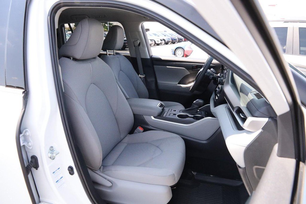 Used 2022 Toyota Highlander LE AWD/4WD image 28