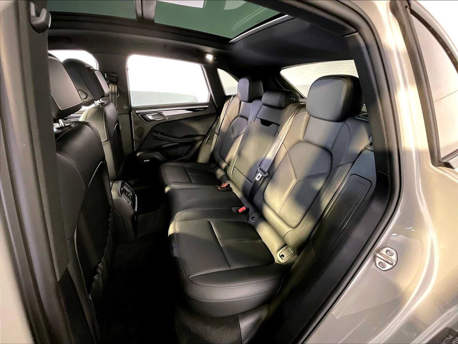 Certified 2021 Porsche Macan S AWD/4WD image 24