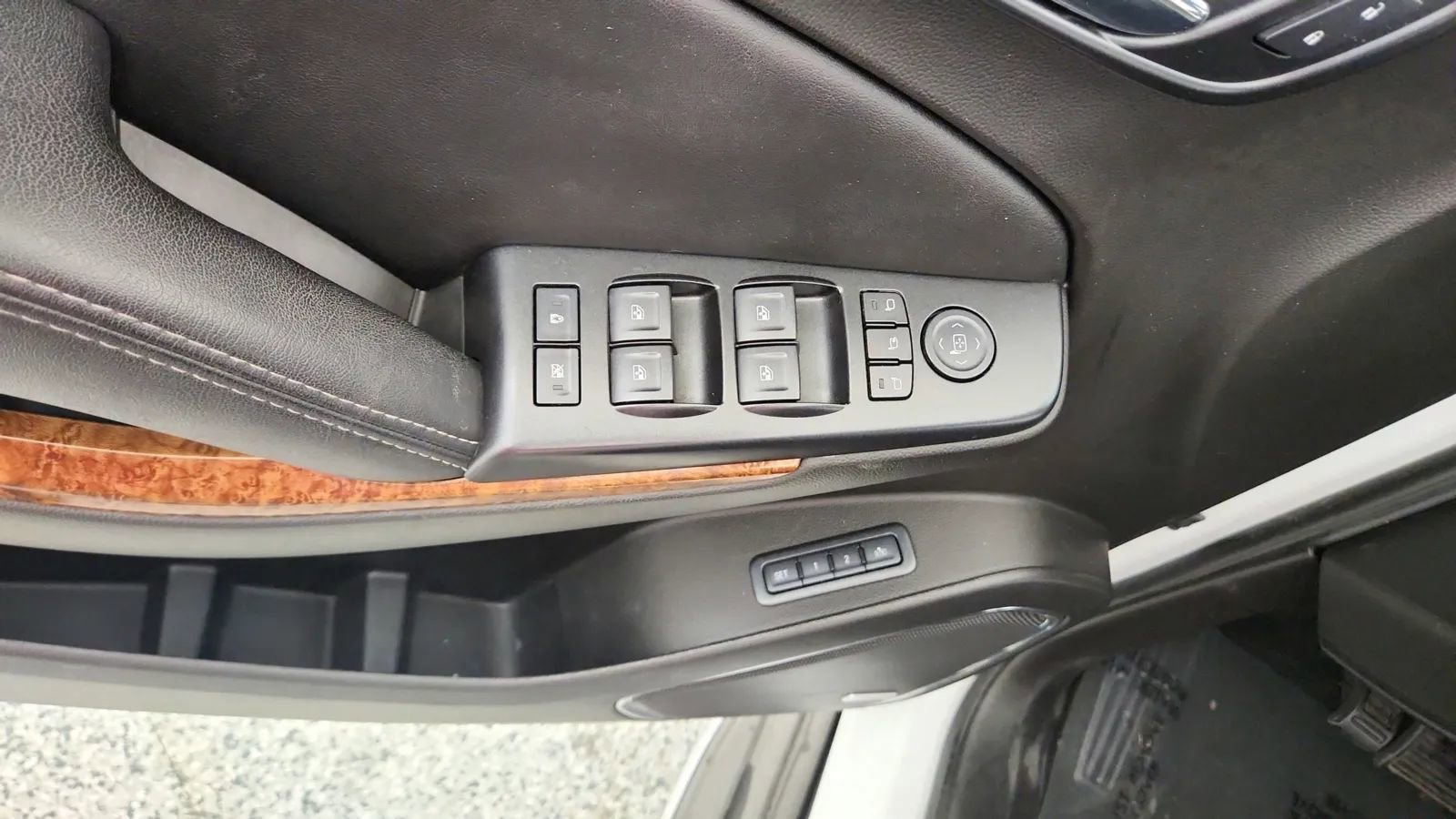 Used 2015 Chevrolet Suburban LTZ image 26