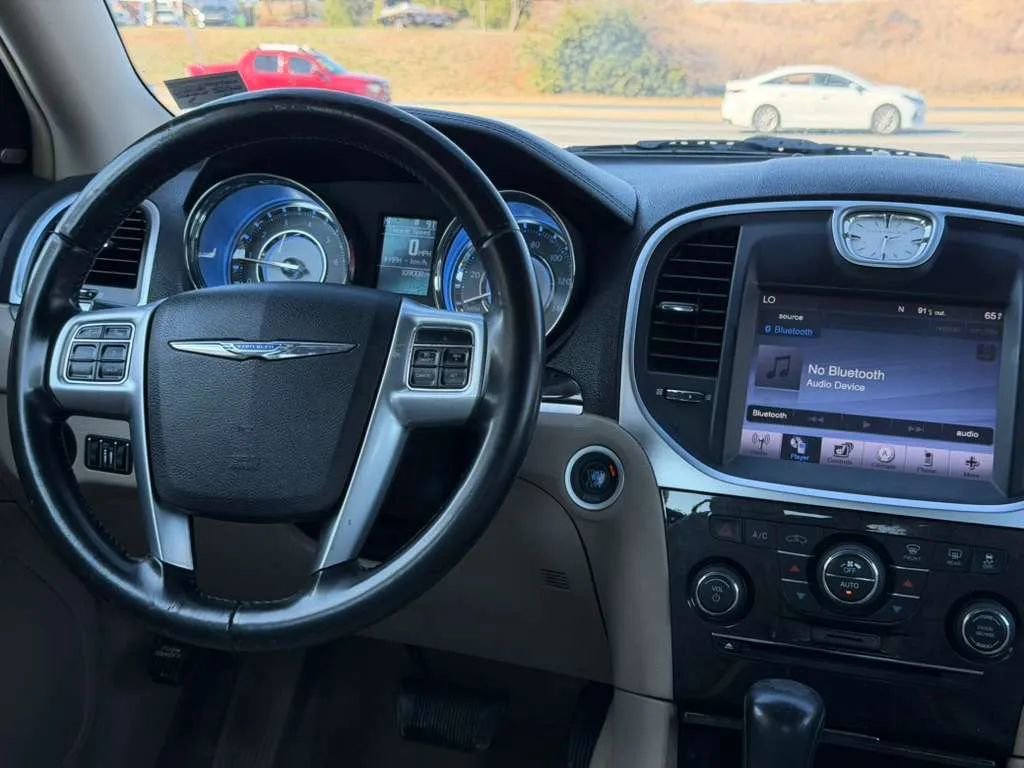 Used 2011 Chrysler 300 Limited image 17