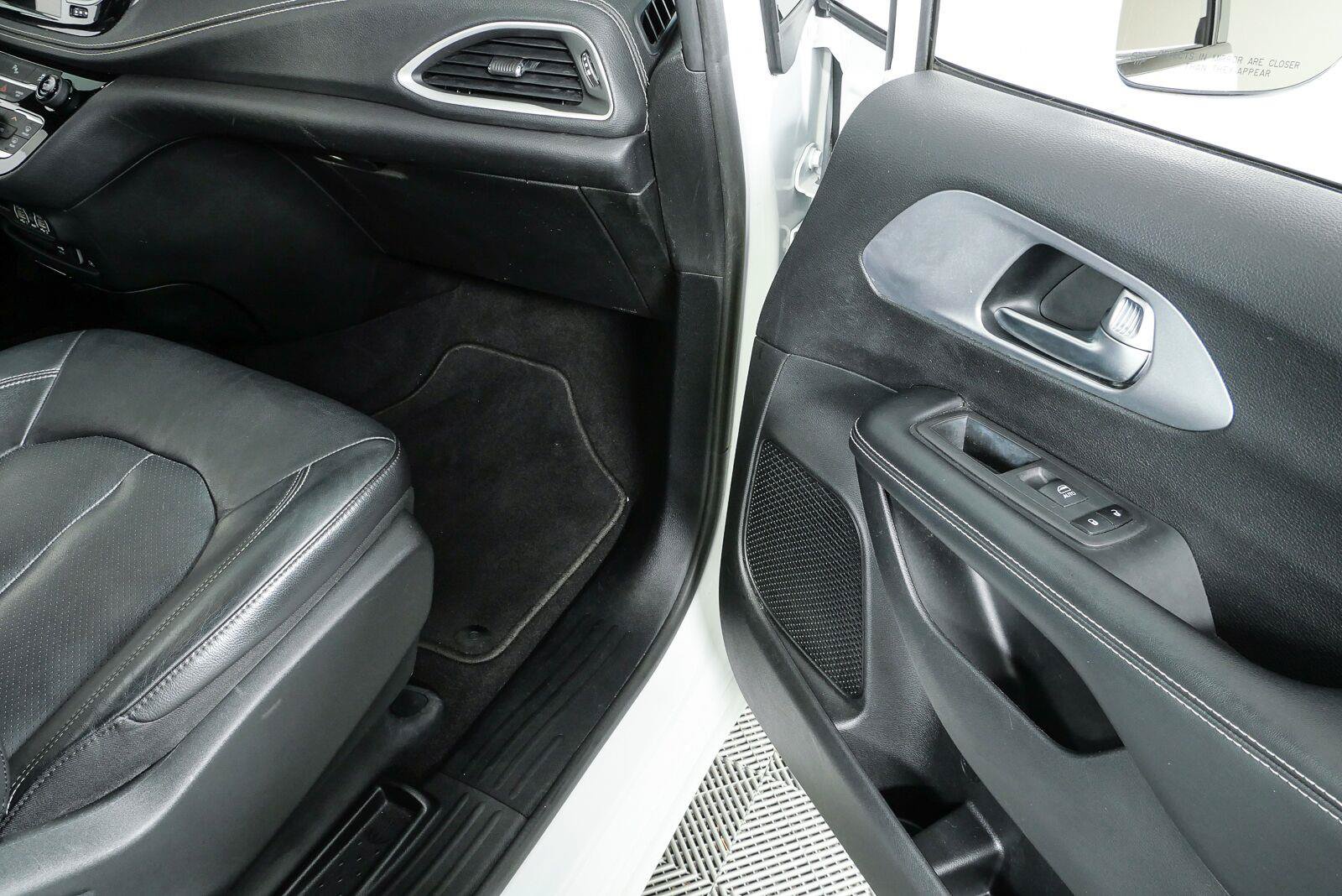 Used 2022 Chrysler Pacifica Touring-L w/ S Appearance Package FWD image 23