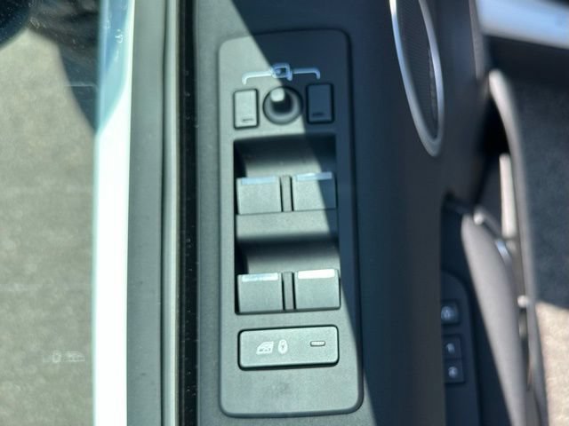 Certified 2025 Land Rover Discovery S AWD/4WD image 19