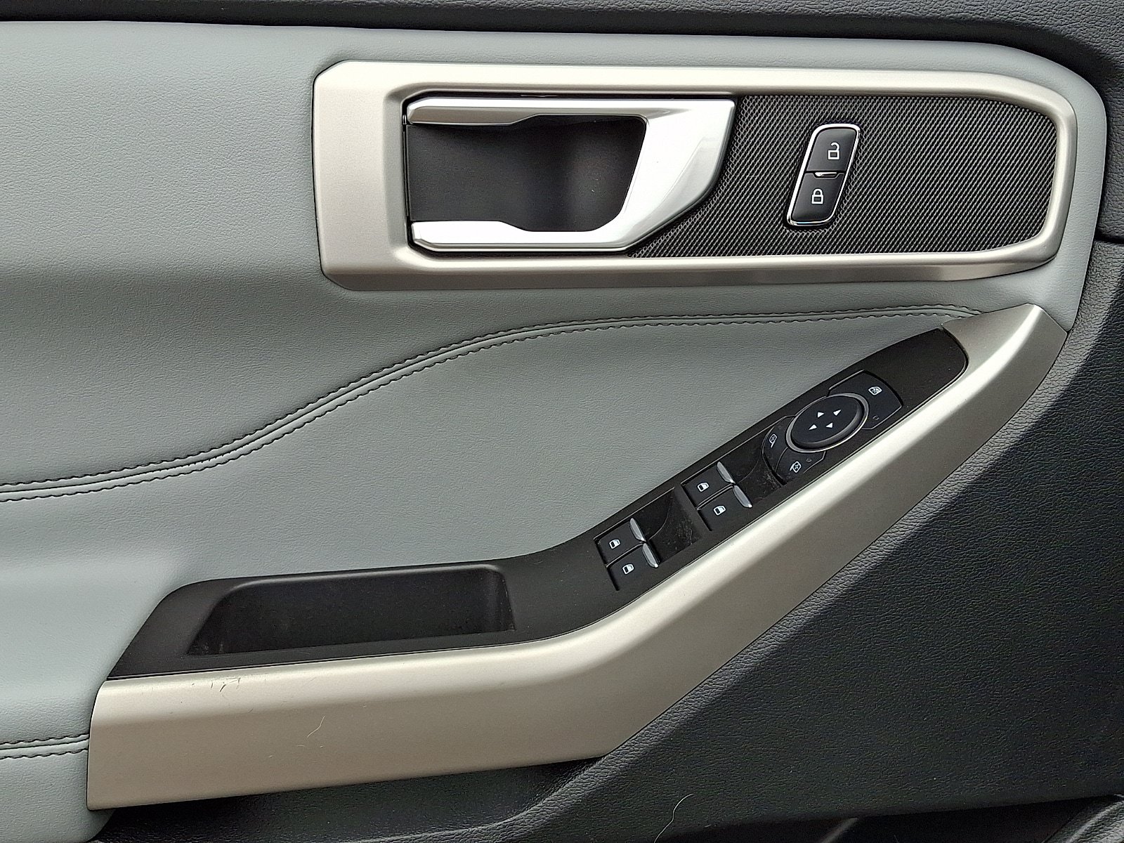 Certified 2023 Ford Explorer XLT w/ Equipment Group 202A AWD/4WD image 10