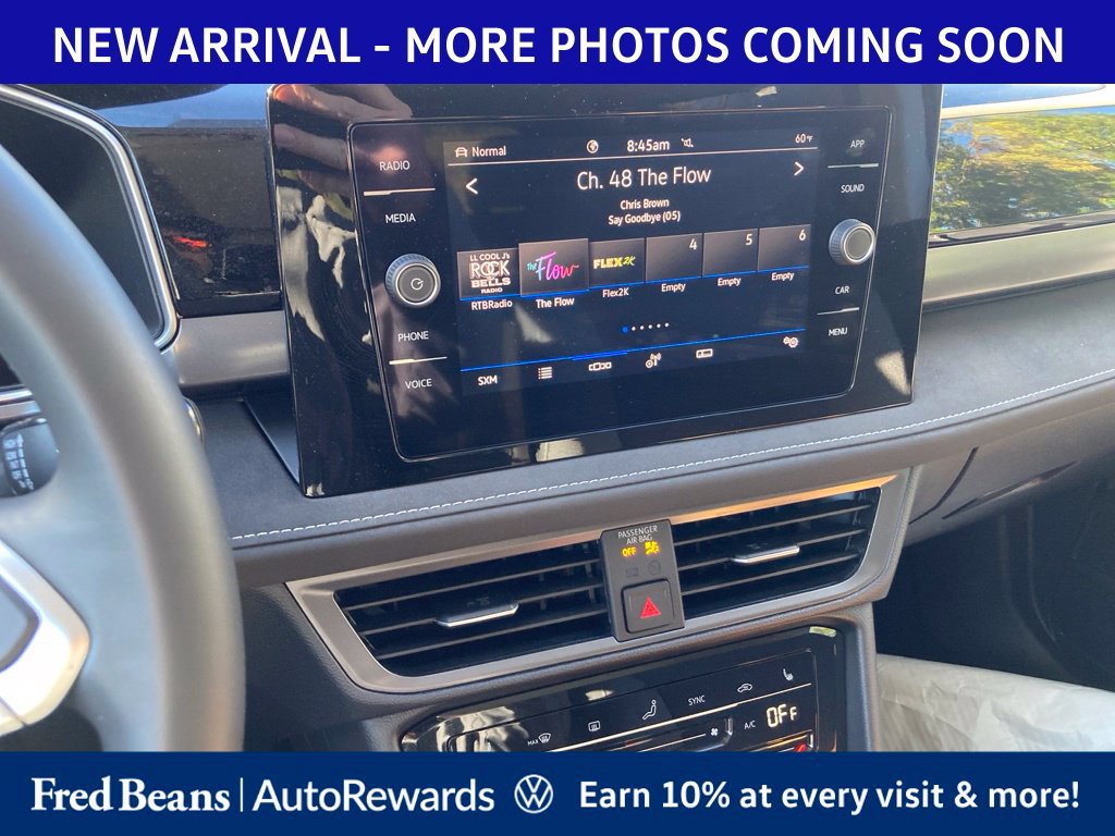 Used 2025 Volkswagen Taos SE AWD/4WD image 13