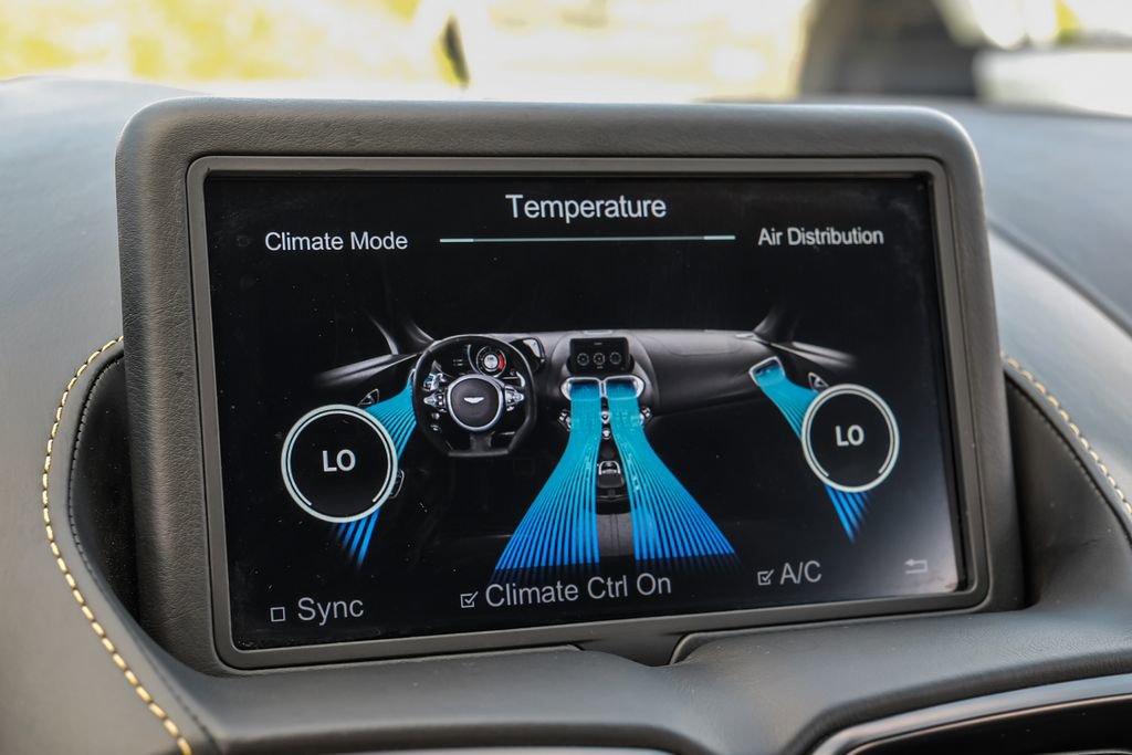 Used 2020 Aston Martin V8 Vantage Coupe RWD image 30