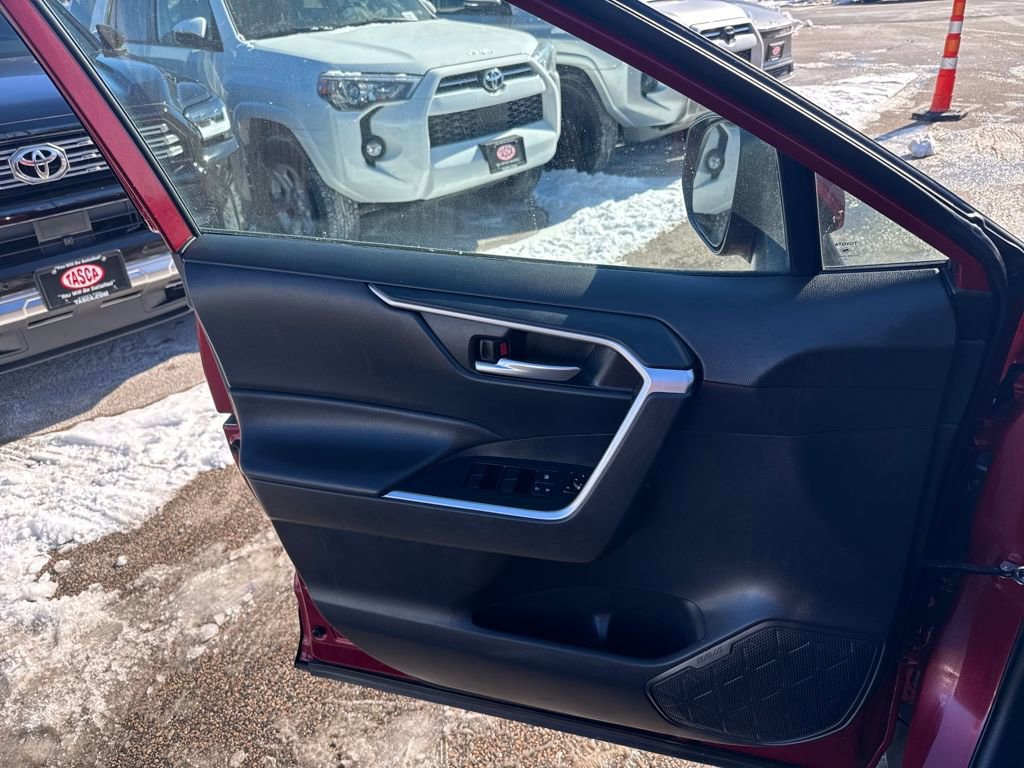 Used 2021 Toyota RAV4 XLE w/ Convenience Package image 31