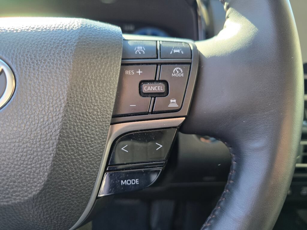 Used 2025 Toyota Camry XLE FWD image 27