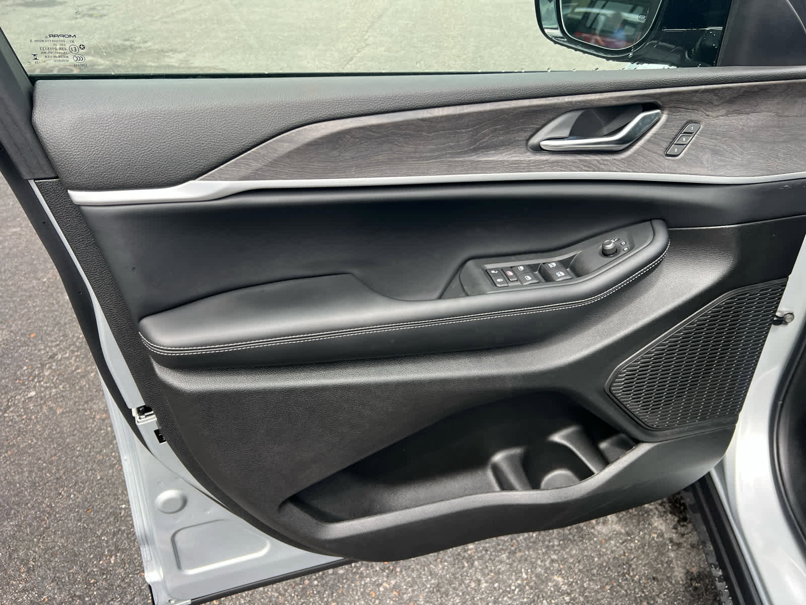 New 2025 Jeep Grand Cherokee L Limited w/ Trailer Tow Package image 10