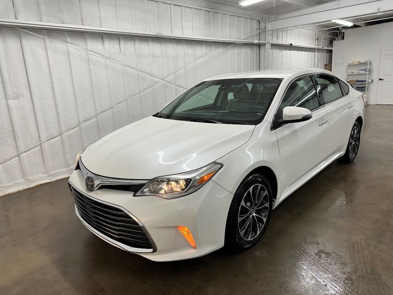 Used 2018 Toyota Avalon XLE image 7
