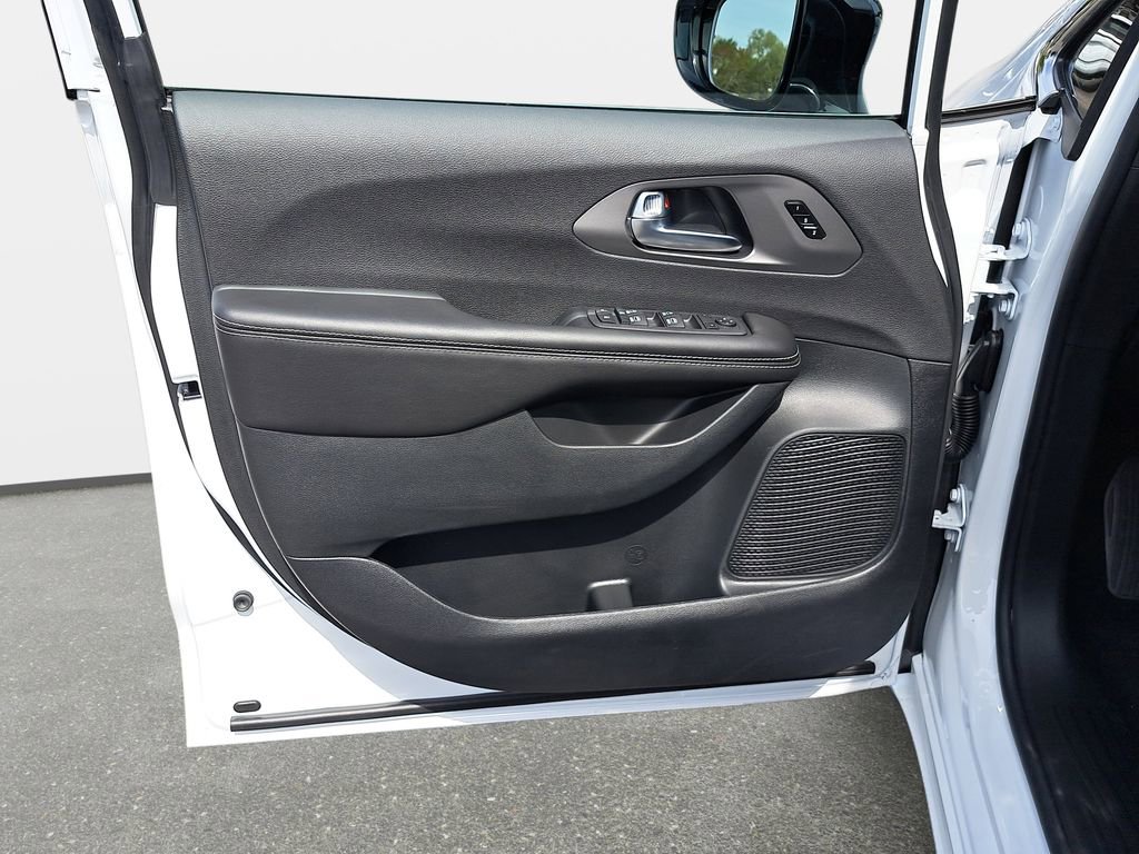 New 2027 Chrysler Pacifica Select AWD/4WD image 29