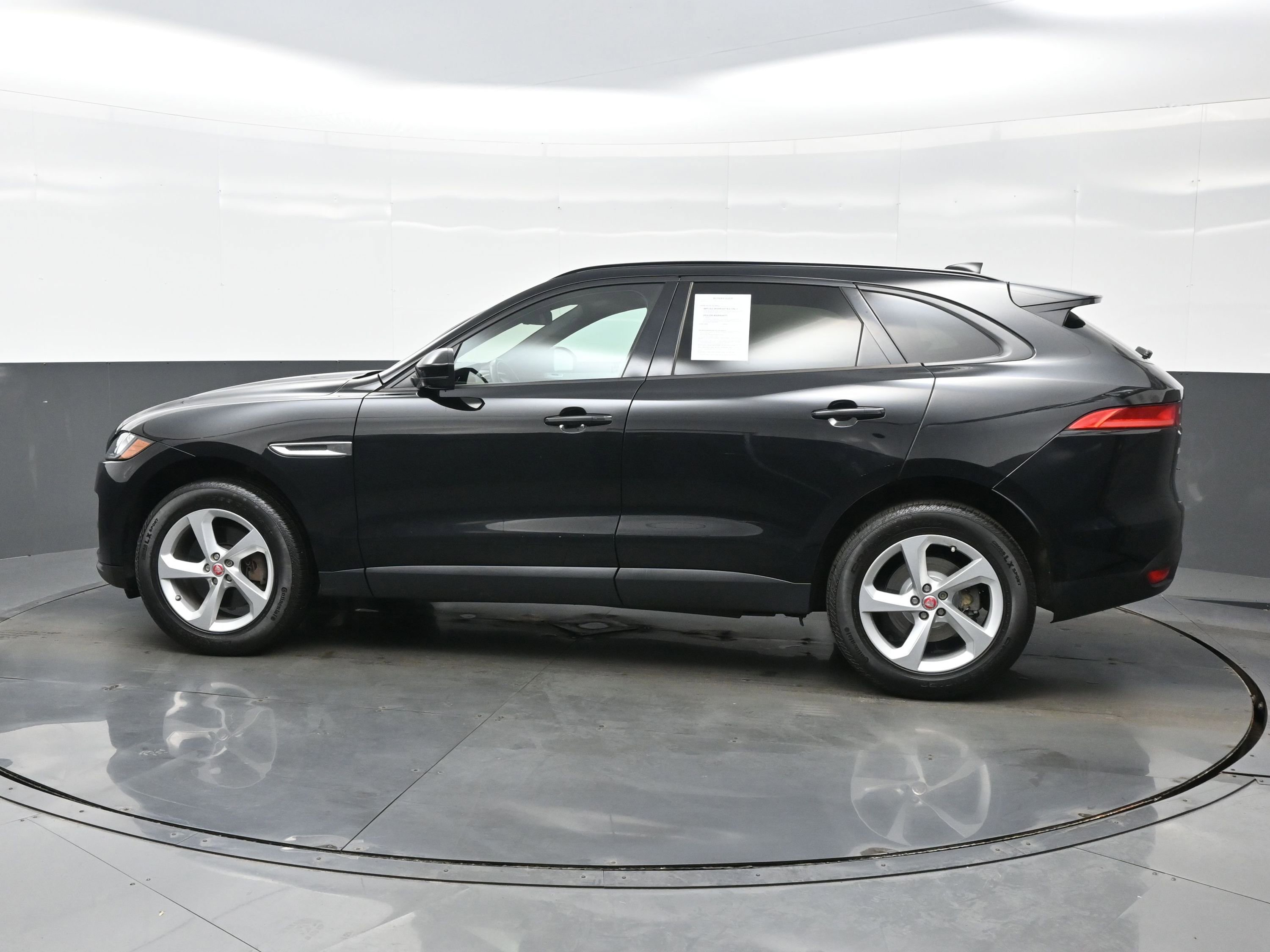 Used 2017 Jaguar F-PACE Premium image 3