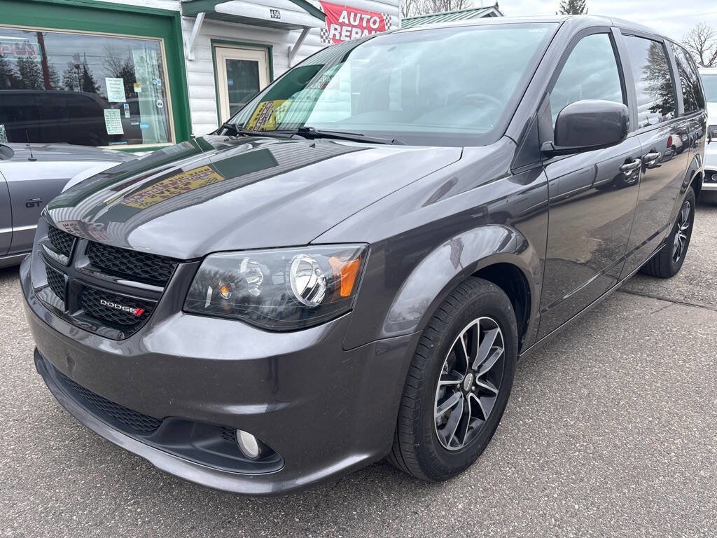 Used 2018 Dodge Grand Caravan SXT w/ Blacktop Package FWD image 2