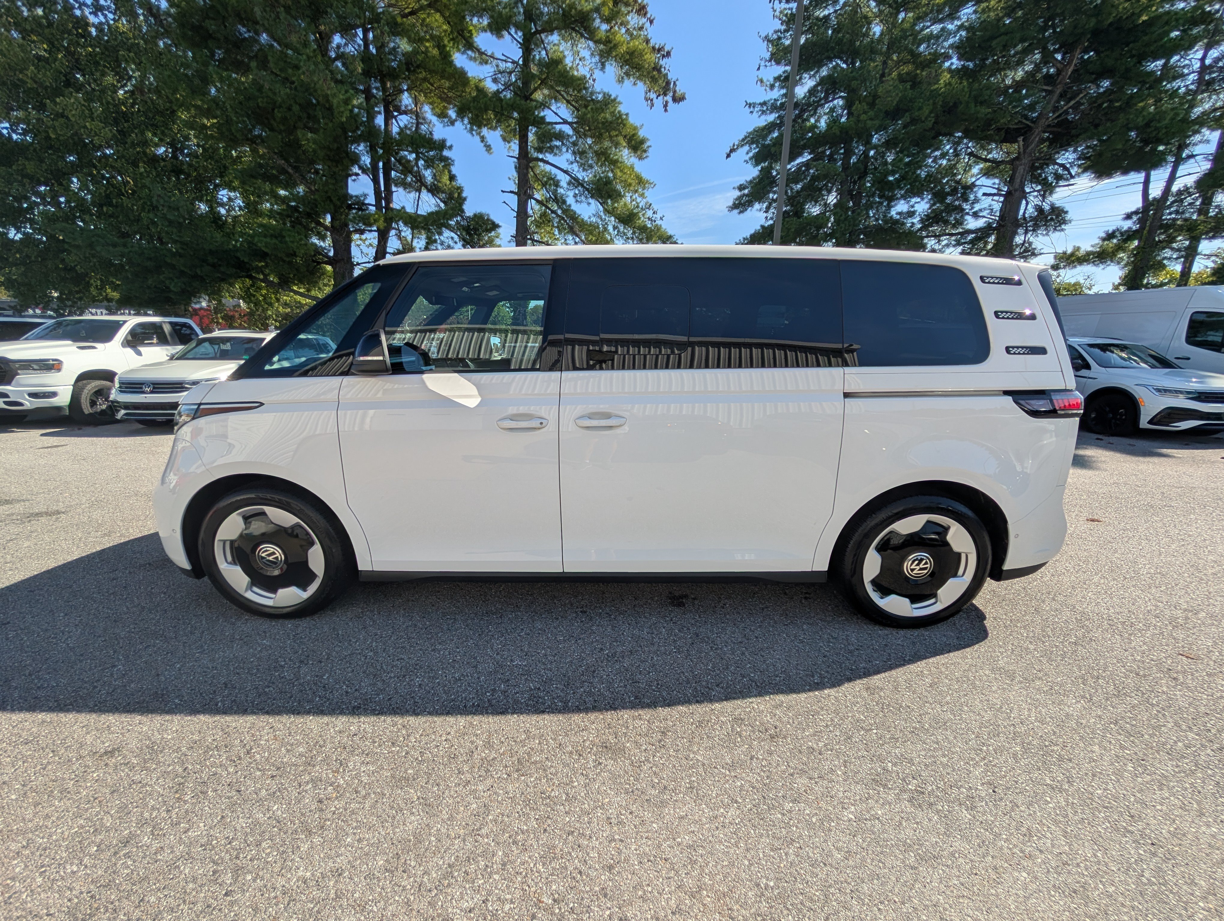 Used 2025 Volkswagen ID. Buzz Pro S Plus RWD image 6