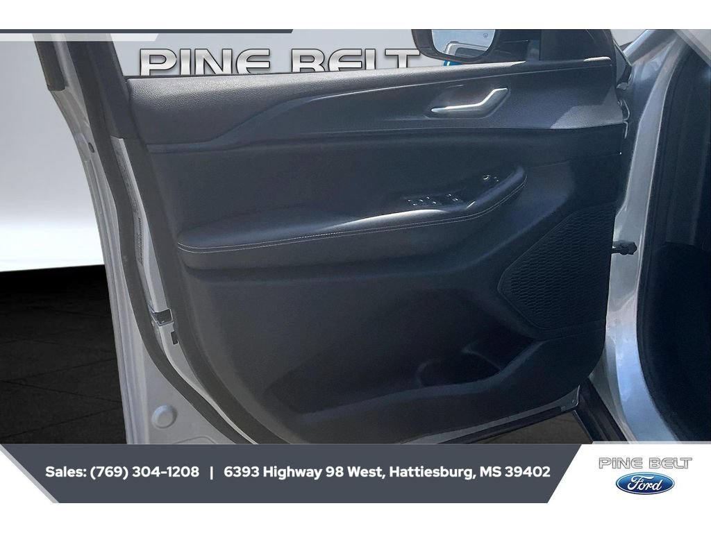 Used 2023 Jeep Grand Cherokee Altitude AWD/4WD image 17