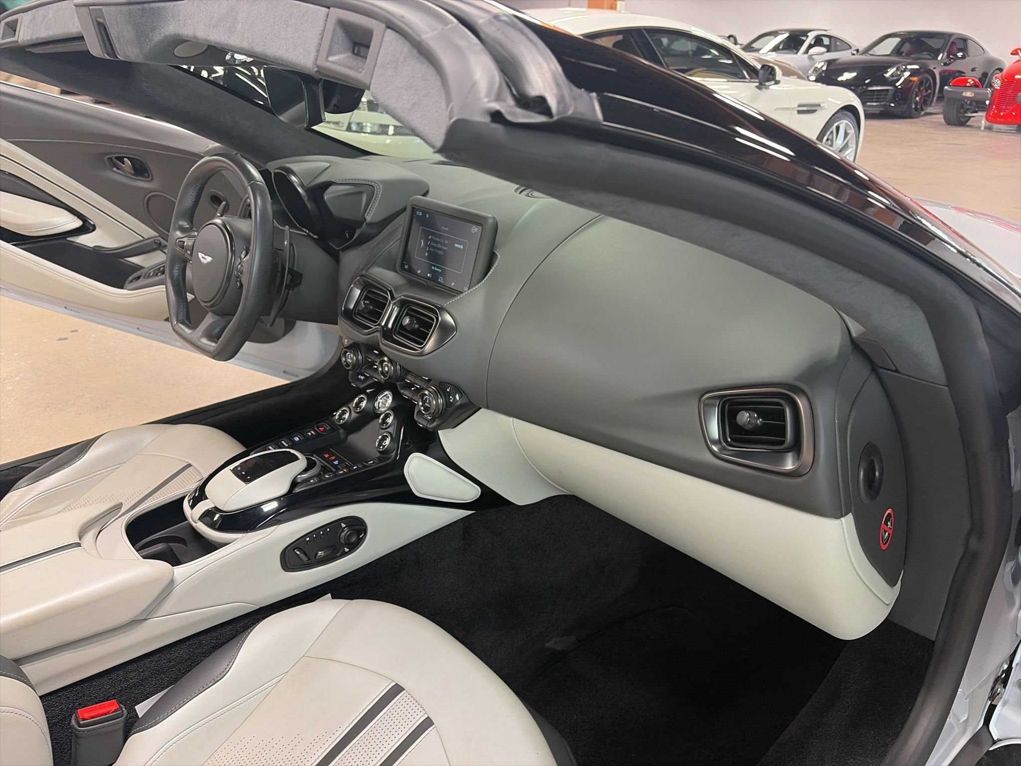 Used 2023 Aston Martin V8 Vantage Roadster RWD image 8