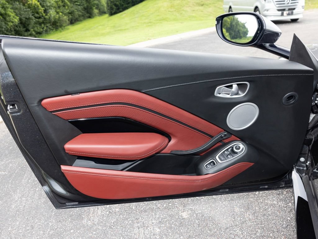 Used 2021 Aston Martin V8 Vantage Roadster RWD image 18
