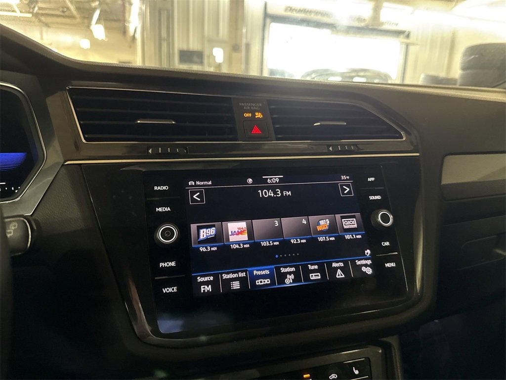 Used 2022 Volkswagen Tiguan SE R-Line image 12