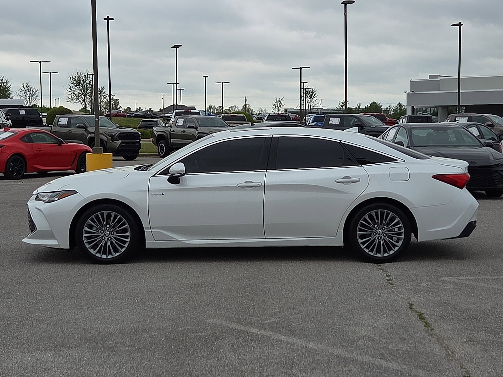 Used 2020 Toyota Avalon Limited w/ Advanced Safety Package FWD image 3