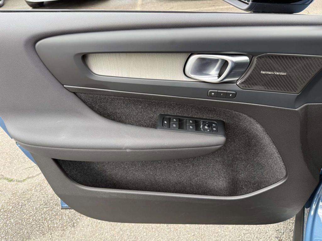 Used 2023 Volvo XC40 B5 Ultimate w/ Protection Package Premier image 20